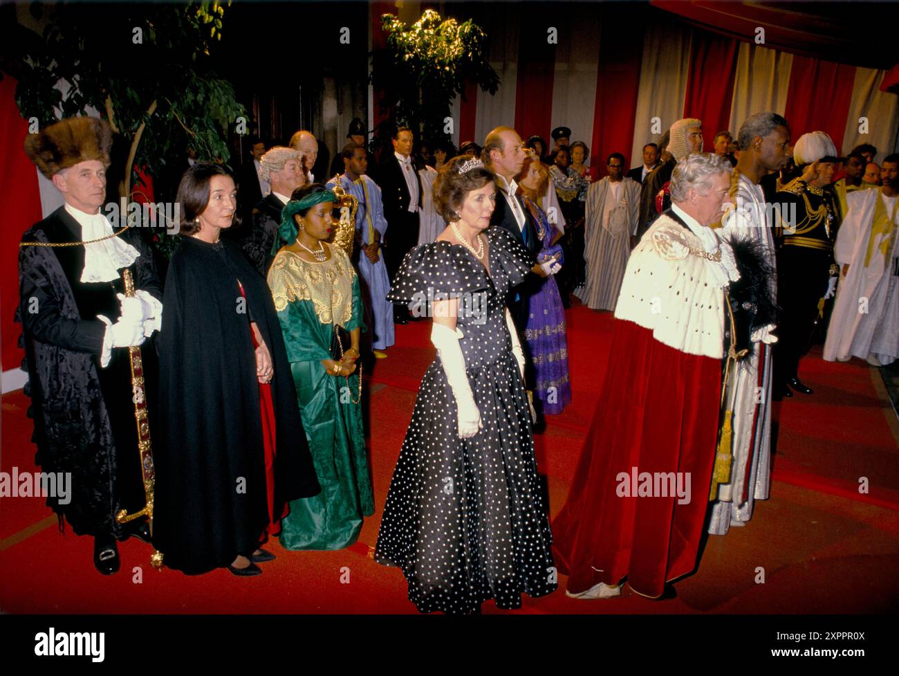 Sir Alexander Graham Bürgermeister von London und Carolyn die Lady Mayoress. Bankett in der Guildhall, City of London 1990. Der Oberbürgermeister ist mit dem Präsidenten von Senegal auf dem Weg an einer Ehrengarde vorbei in den Bankettsaal. HOMER SYKES AUS DEN 1990ER JAHREN Stockfoto