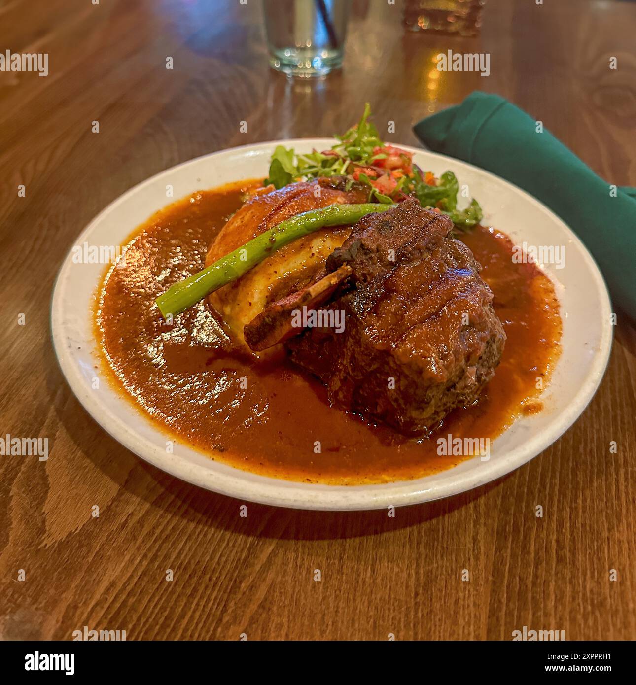 Geschmorte, kurze Rippchen mit Kartoffelpüree und grünem Medley Stockfoto