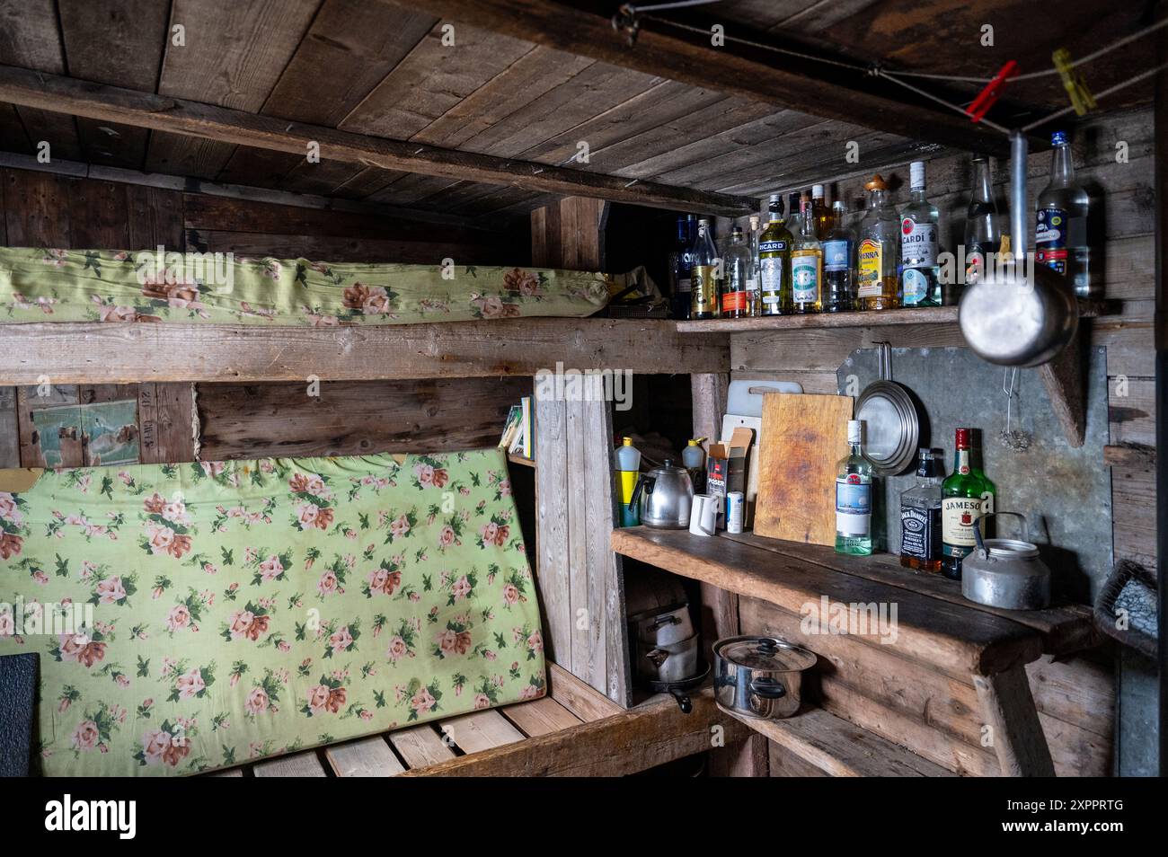 Innenansicht der Texas Bar, einer Trapper&#39;Hütte in Liefdefjord, Spitzbergen, Svalbard, Norwegen, Arktis Stockfoto