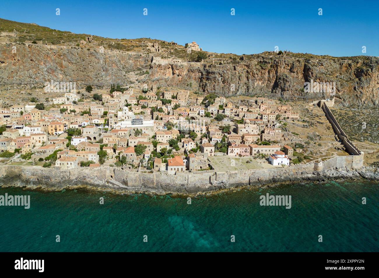 Luftaufnahme der Insel mit Stadt, Monemvasia, Peloponnes, Griechenland, Europa Stockfoto