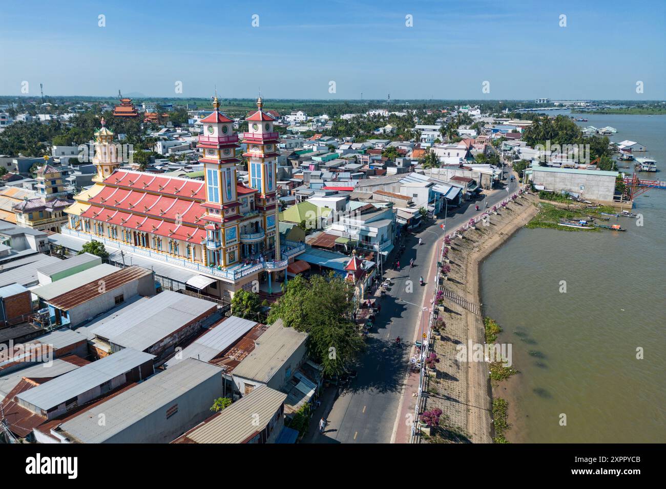 Luftaufnahme des Cao Dai Tempels und der Stadt mit dem Fluss Mekong, Tan Chau (Tân Châu), an Giang, Vietnam, Asien Stockfoto