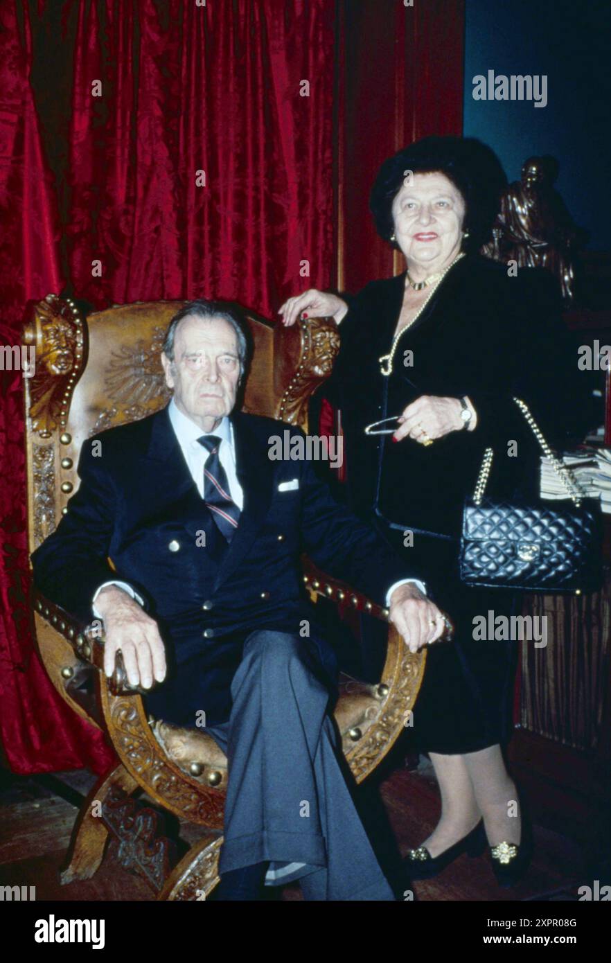 November 1991 San Pietroburgo Archivio Storico Olycom/LaPresse Il Granduca Vladimir Kirillovitch Romanov (Porvoo, 30 agosto 1917 - Miami, 21 april 1992) è stato pretendente al trono imperiale russo e capo della famiglia Romanov dal 1938 fino alla sua morte. Nella Foto: IL ritorno di Granduca Wladimir Kirillowitsch Romanov a San Pietroburgo con sua moglie Leonida im Foto: Die Rückkehr von Großherzog Wladimir Kirillowitsch Romanov nach St. Petersburg mit seiner Frau Leonida Credit: LaPresse/Alamy Live News Stockfoto