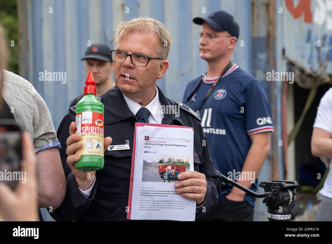 Pressetermin der Koelner Berufsfeuerwehr ueber die Gefahren beim Grillen 07.08.24 07.08.2024, Freizeit, Ungluecke: Pressetermin der Koelner Berufsfeuerwehr, Demonstration der Gefahren beim Grillen im Fuehrungs- und Schulungszentrum in Köln. Ulrich Laschet Berufsfeuerwehr Köln, Brandamtsrat erklaert die Gefahren bei der Verwendung von Spiritus. Foto: Kirchner-Media/TH *** Presseveranstaltung der Berufsfeuerwehr Köln zu den Gefahren des Grillens 07 08 24 07 08 2024, Freizeit, Unfälle Presseveranstaltung der Berufsfeuerwehr Köln, Demonstration der Gefahren des Grillens Stockfoto