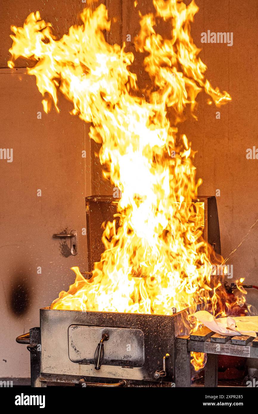 Pressetermin der Koelner Berufsfeuerwehr ueber die Gefahren beim Grillen 07.08.24 07.08.2024, Freizeit, Ungluecke: Pressetermin der Koelner Berufsfeuerwehr, Demonstration der Gefahren beim Grillen im Fuehrungs- und Schulungszentrum in Köln. Stichflamme bei der Verwendung von Spiritus bei fast erloschener Holzkohle. Foto: Kirchner-Media/TH *** Presseveranstaltung der Berufsfeuerwehr Köln zu den Gefahren des Grillens 07 08 24 07 08 2024, Freizeit, Unfälle Presseveranstaltung der Berufsfeuerwehr Köln, Demonstration der Gefahren des Grillens bei der Leitung und Schulung c Stockfoto