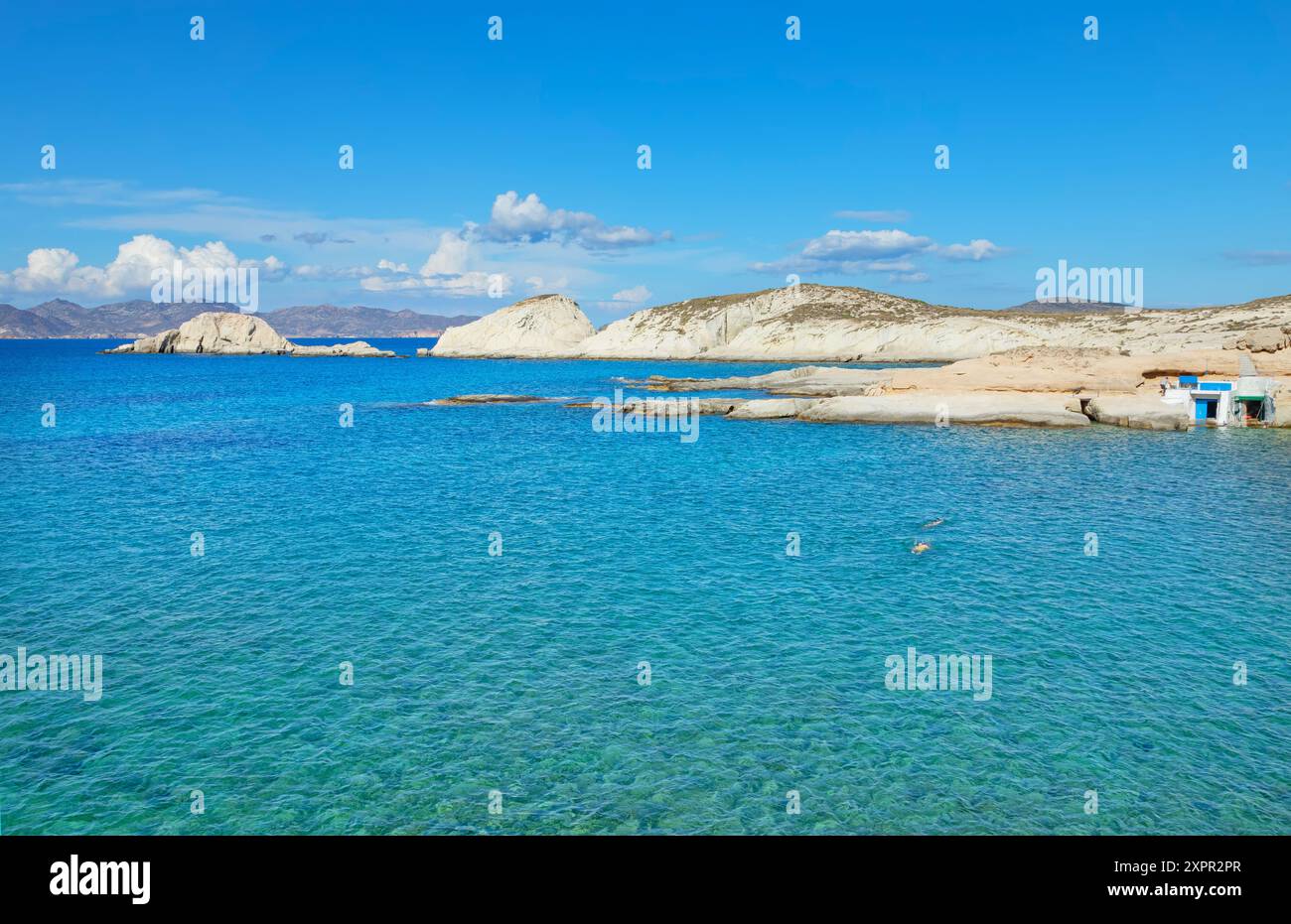 Blick auf die Küste von Milos in der Nähe von Adamas, Milos, Kykladen, Griechenland Stockfoto