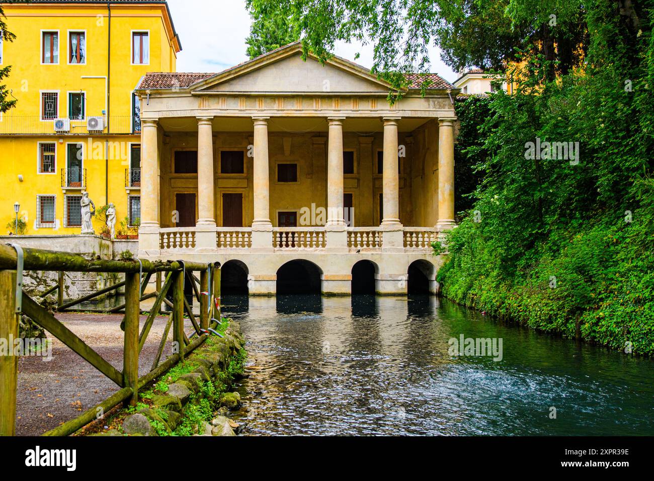 Loggia Valmarana in Giardini Salvi, Vicenza, Veneto, Italien – eine exquisite Renaissance-Loggia entworfen von Andrea Palladio, gelegen im ruhigen Giard Stockfoto