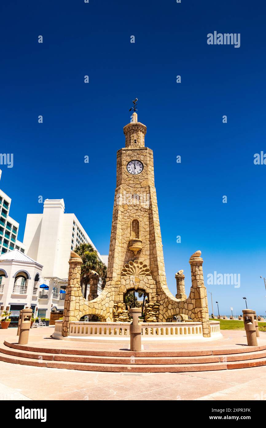 Der historische Daytona Beach Coquina Clock Tower aus den 1930er Jahren wurde an der Promenade in Daytona Beach, Florida, USA, aus einheimischen Felsen erbaut Stockfoto