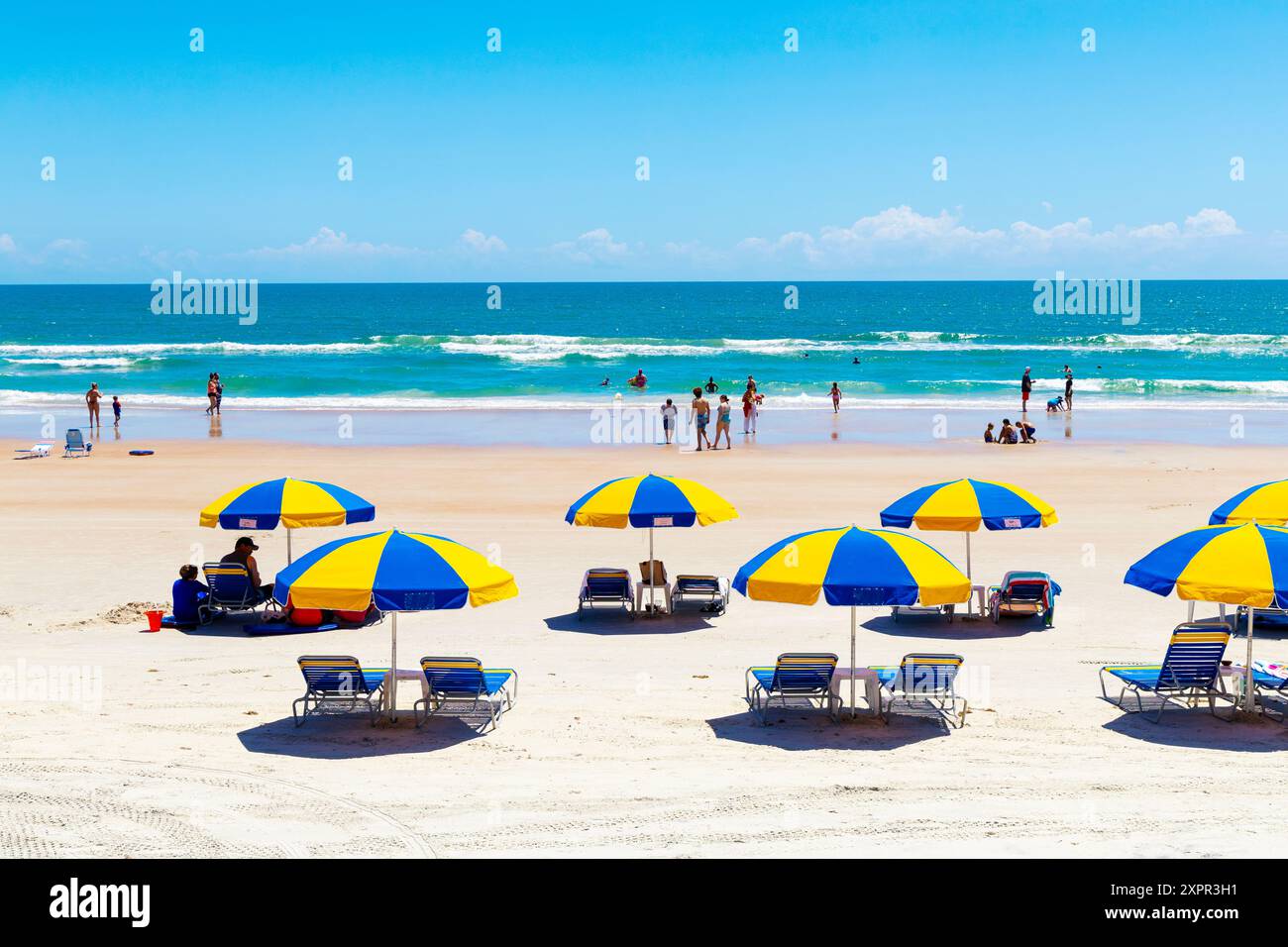 Bunte Sonnenschirme am Strand von Daytona Beach, Florida, USA Stockfoto