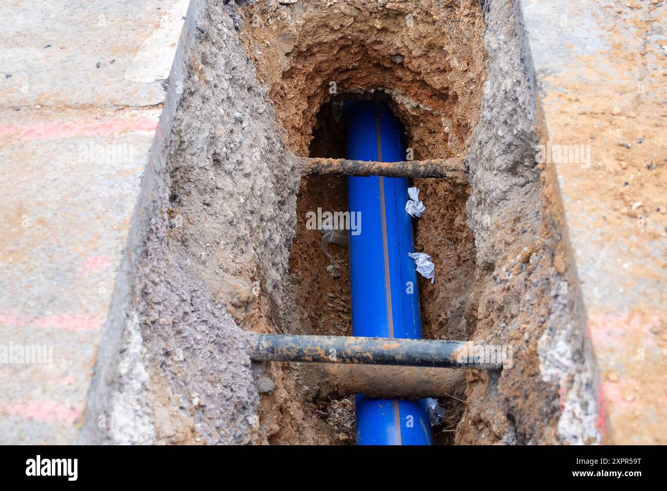 Slough, Berkshire, Großbritannien. August 2024. Thames Water baut neue Wasserleitungen in Slough, Berkshire, ein, um Wasser für eine neue Wohnsiedlung zu liefern. Die OFWAT werden Thames Water eine Geldbuße in Höhe von 104 Millionen Pfund auferlegen, da sie ihre Abwasseraufbereitungsarbeiten nicht verwalten und Sturmüberläufe nicht durchführen konnten. Kredit: Maureen McLean/Alamy Stockfoto