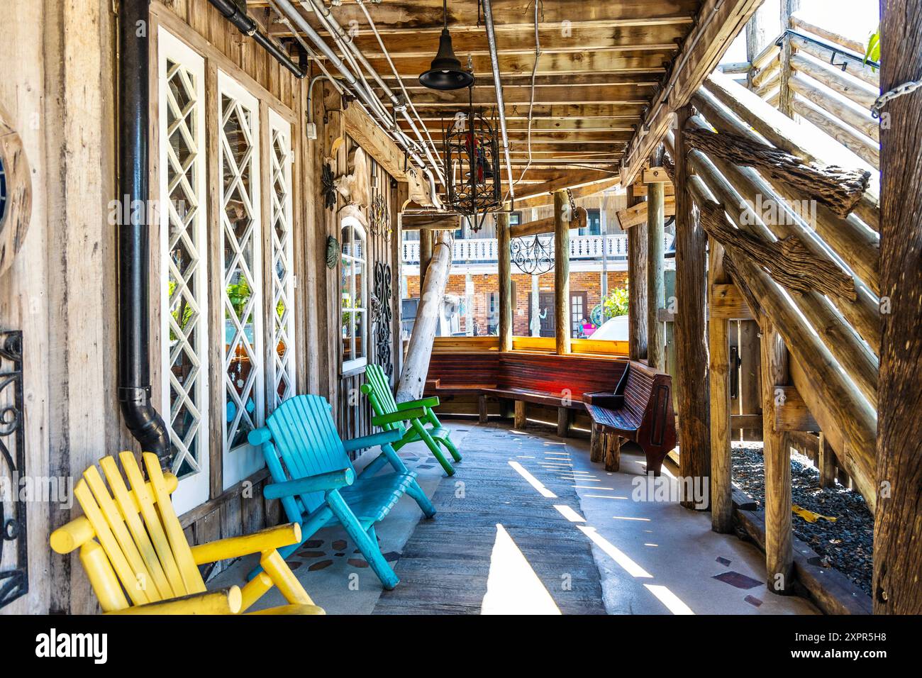 Veranda im Waldo's Restaurant und Bar im Historic Driftwood Resort, Vero Beach, Florida, USA Stockfoto