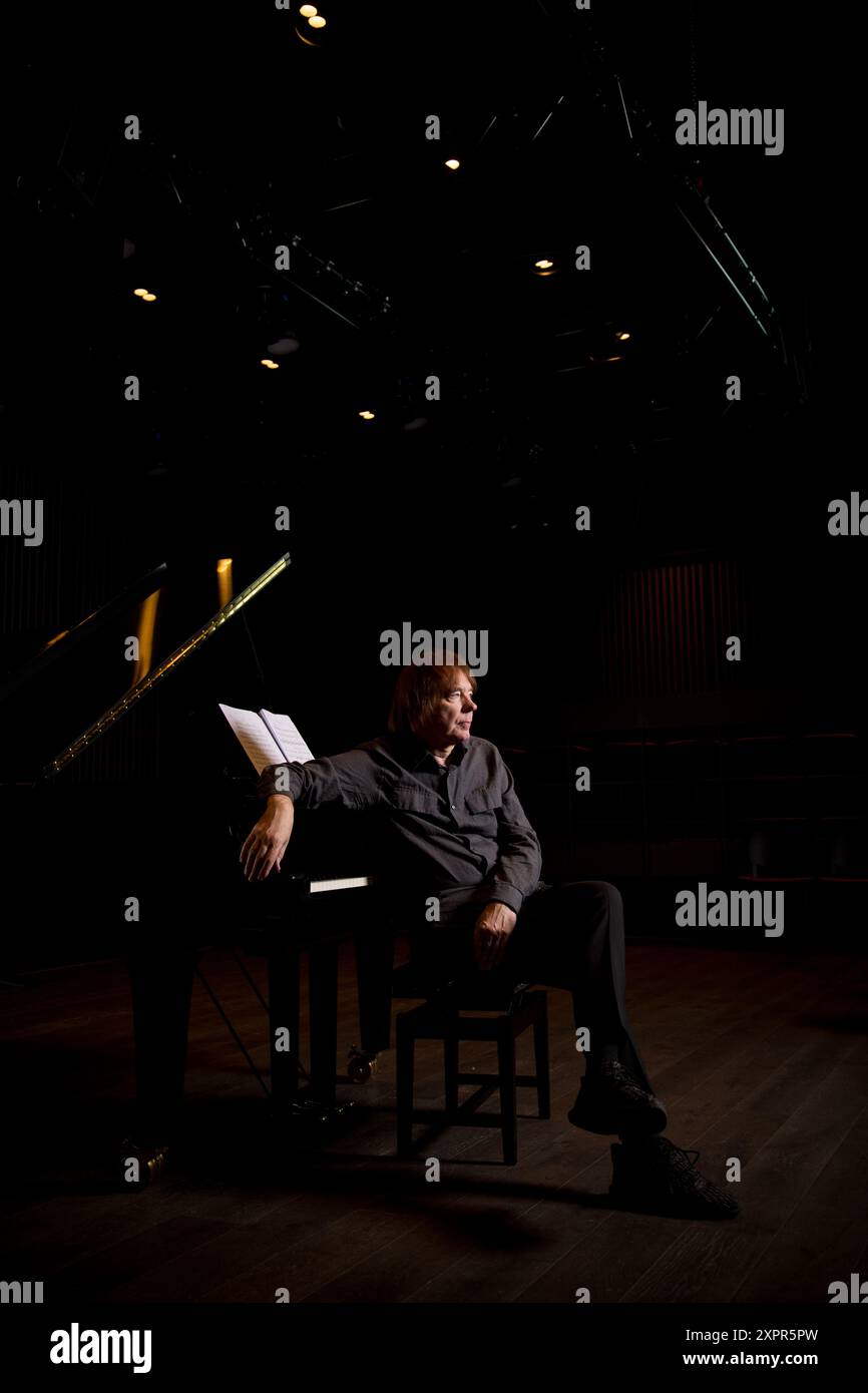 Julian Lloyd Webber fotografierte am Birmingham Conservatoire. Stockfoto