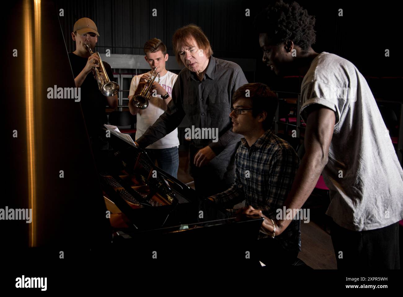 Julian Lloyd Webber fotografierte am Birmingham Conservatoire. Stockfoto