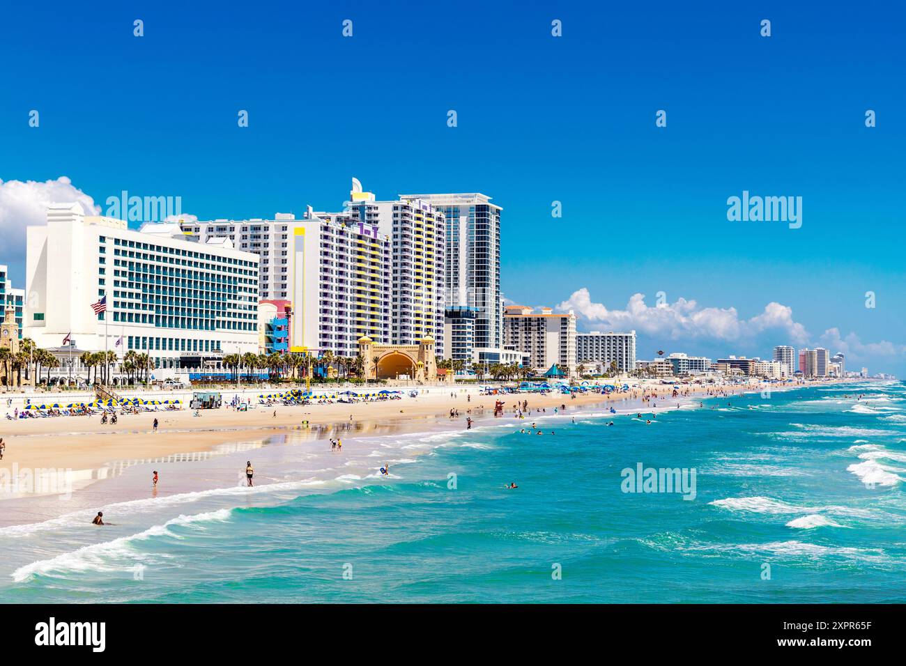 Blick auf Hotels am Meer und am Strand, Daytona Beach, Florida, USA Stockfoto