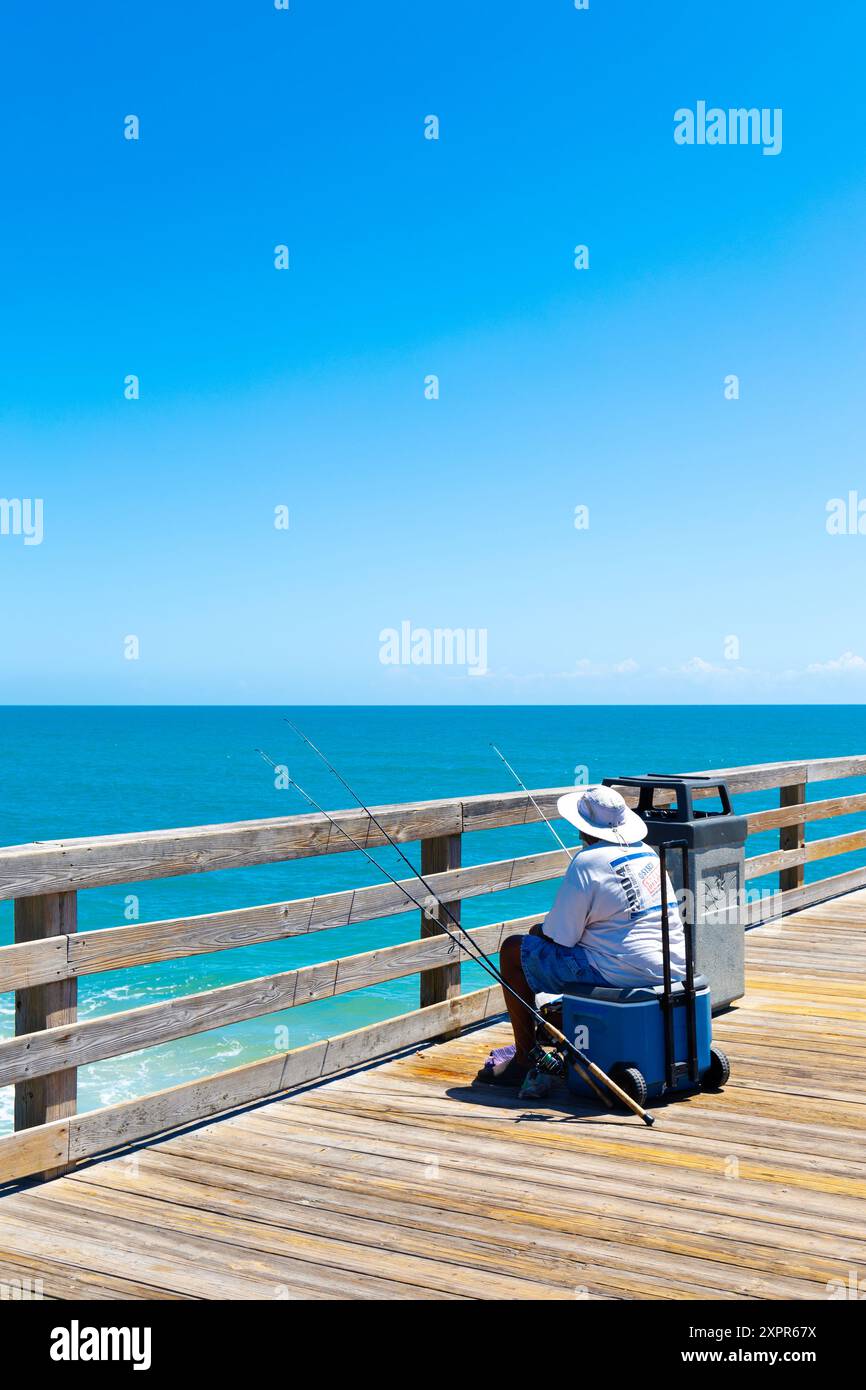 Mann beim Hutangeln vom Daytona Beach Main Street Pier, Daytona Beach, Florida, USA Stockfoto
