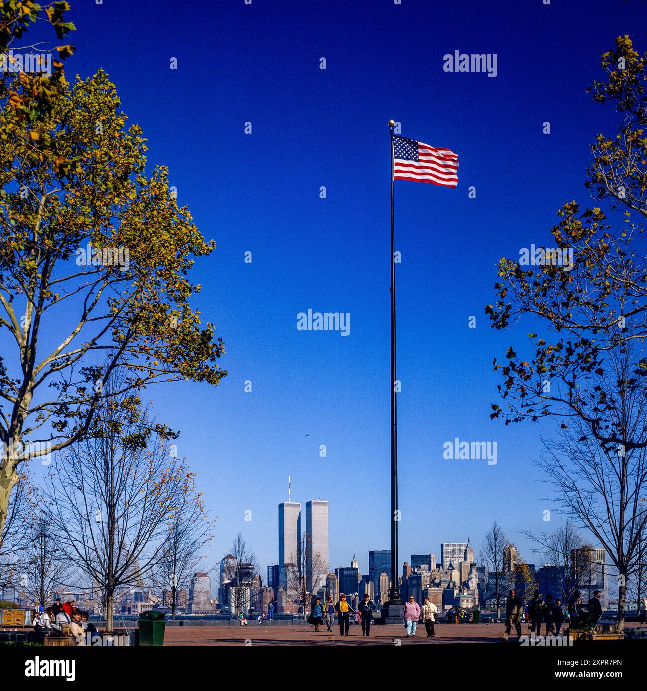 Fahnenmast der 1980er Jahre US-Flagge, Liberty Island, Manhattan Skyline, WTC World Trade Center Twin Towers, vor dem 11.9.2001, New York, New York, New York, New York, New York, New York, New York, USA, Stockfoto