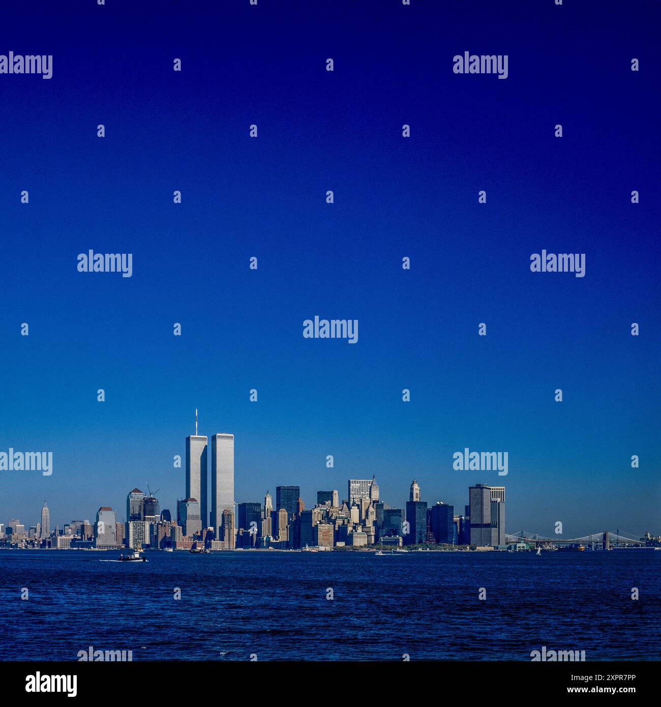 Skyline von Lower Manhattan aus den 1980er Jahren von Liberty Island, WTC World Trade Center Twin Towers, vor dem 11. September 2001, New York City, NYC, US-Bundesstaat New York, USA, Stockfoto