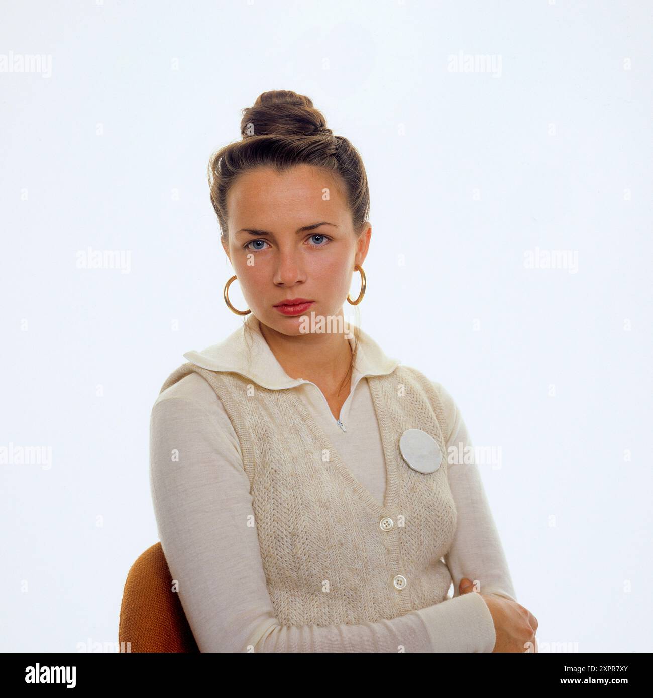 Porträt der jungen Frau, Ohrringe, Haargummi, Stockfoto