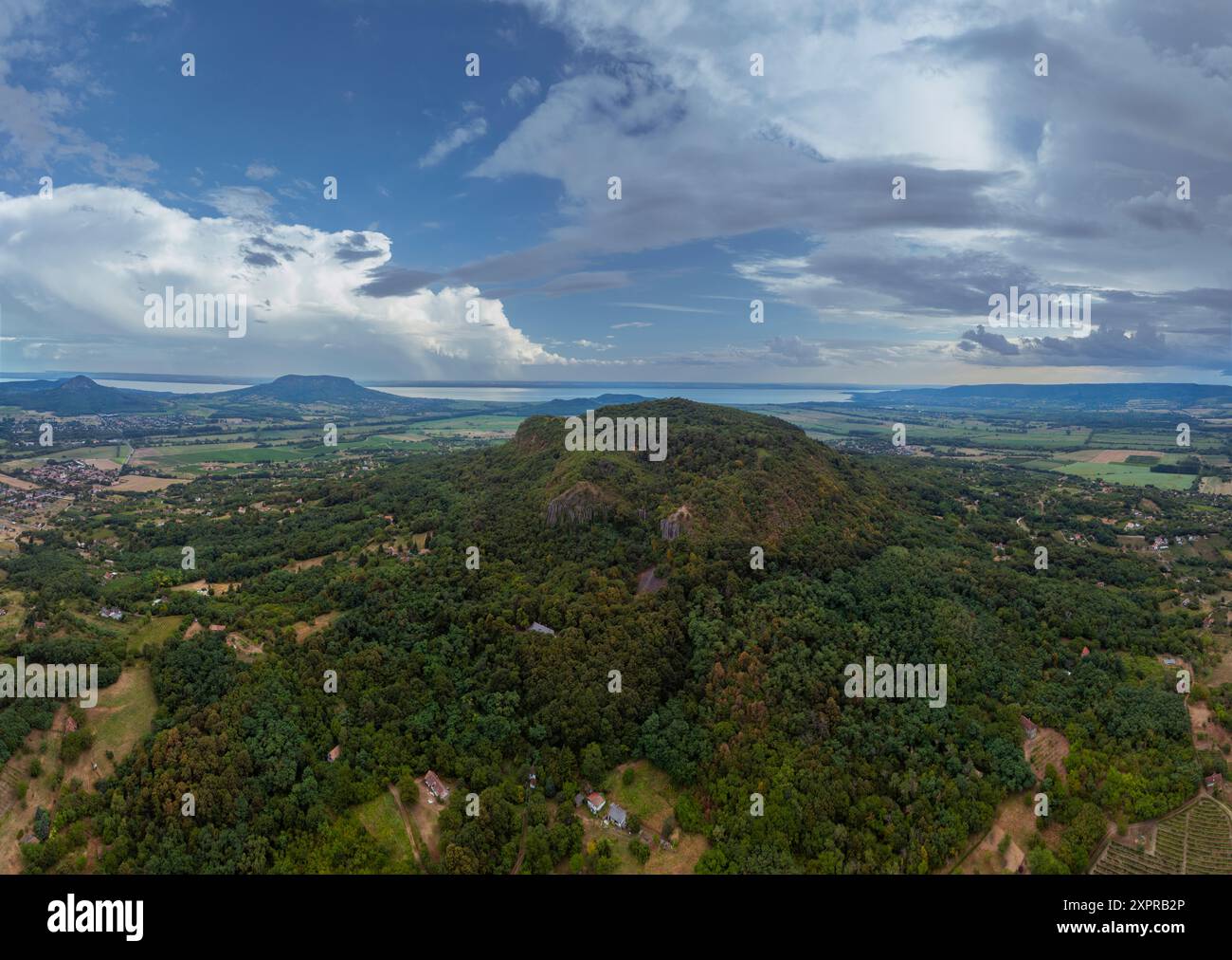 Kisapati, Ungarn – aus der Vogelperspektive vulkanischer Basaltorgeln in Szent Gyorgy-hegy nahe dem Balaton mit stimmungsvollen Tönen. Stockfoto