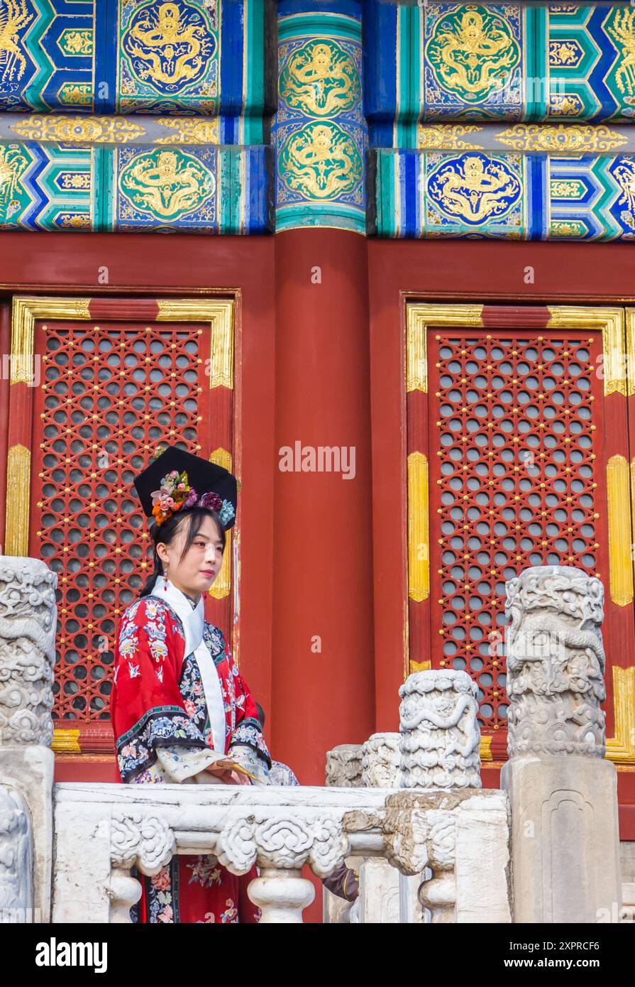 Eine Frau in chinesischer Kleidung posiert im Tempel des Himmels Park in Peking, China Stockfoto