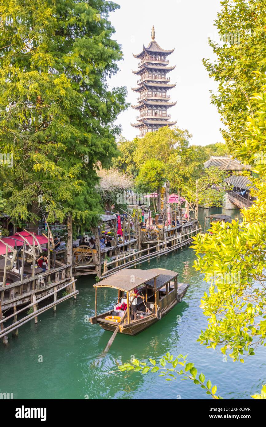 Holzboot fährt zur Bailischen Tempelpagode in Wuzhen, China Stockfoto