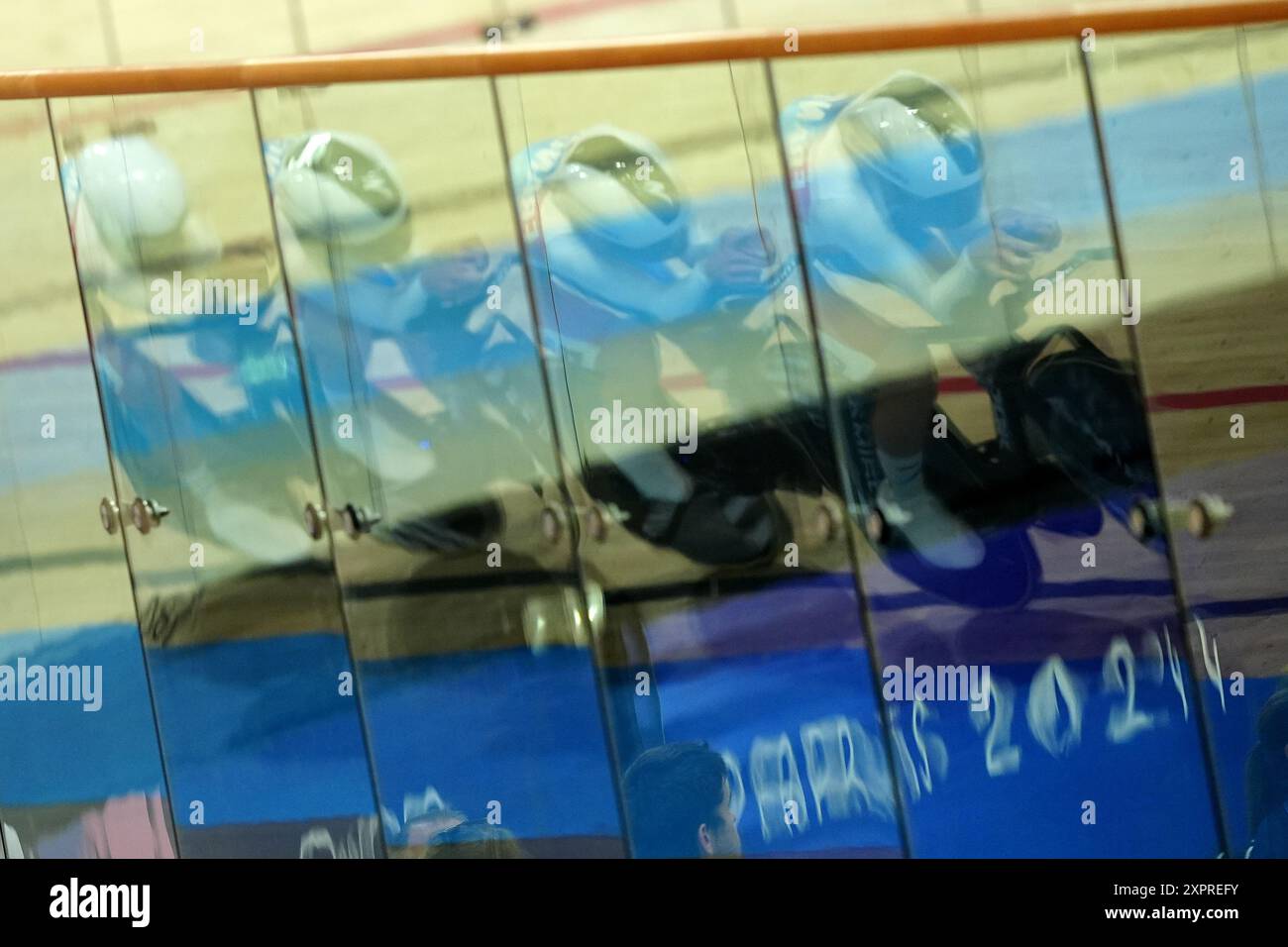 Die Franzosen Clara Copponi, Valentine Fortin, Marion Borras und Marie Le Net während des Finals der Frauen-Mannschaft Pursuit im National Velodrome in Saint-Quentin-en-Yvelines am zwölften Tag der Olympischen Spiele 2024 in Frankreich. Bilddatum: Mittwoch, 7. August 2024. Stockfoto