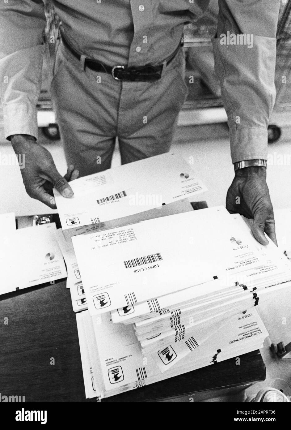 Austin, Texas, USA, 1990: Arbeiter sortiert durch eingesendete Volkszählungsformulare in einem regionalen Verarbeitungszentrum der US-Volkszählung. ©Bob Daemmrich Stockfoto