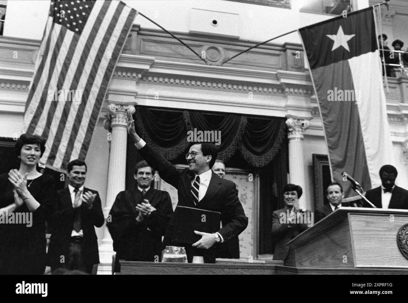 Austin Texas USA, 15. Januar 1991: Dan Morales wird als Texas Attorney General in der House Chamber des Texas Capitol vereidigt. ©Bob Daemmrich Stockfoto