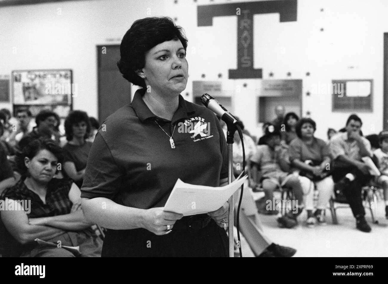 Austin Texas USA, 1991: Emotional Woman spricht bei einer öffentlichen Anhörung des Schulrats, an der besorgte Schüler und Eltern teilnehmen, über die geplante Schließung der Travis High School in Süd-Austin wegen geringer Einschreibung. Nein HERR ©Bob Daemmrich Stockfoto