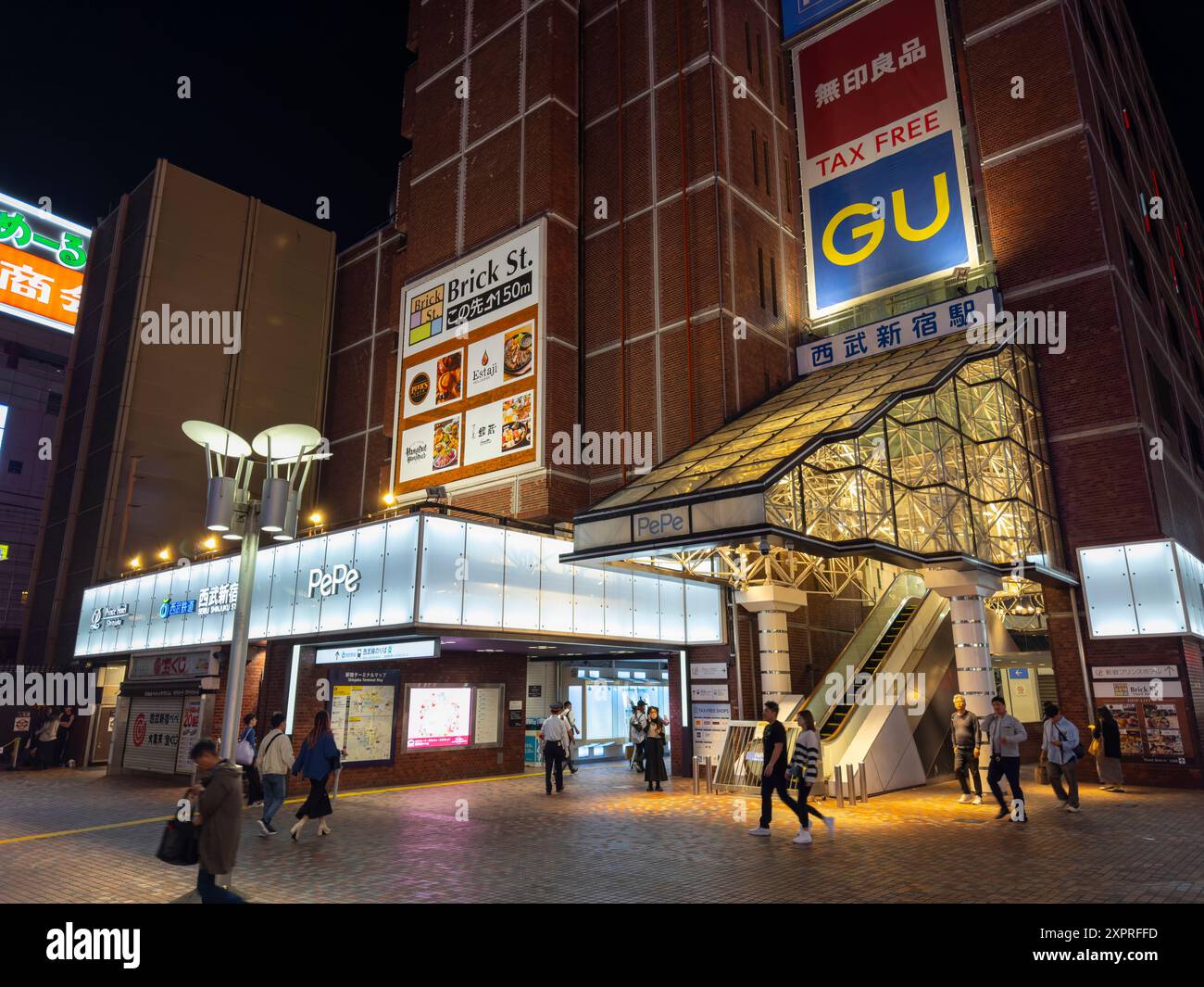 Haupteingang des Bahnhofs Seibu Shinjuku bei Nacht in Kabukicho, Shinjuku, Tokio, Japan. Stockfoto