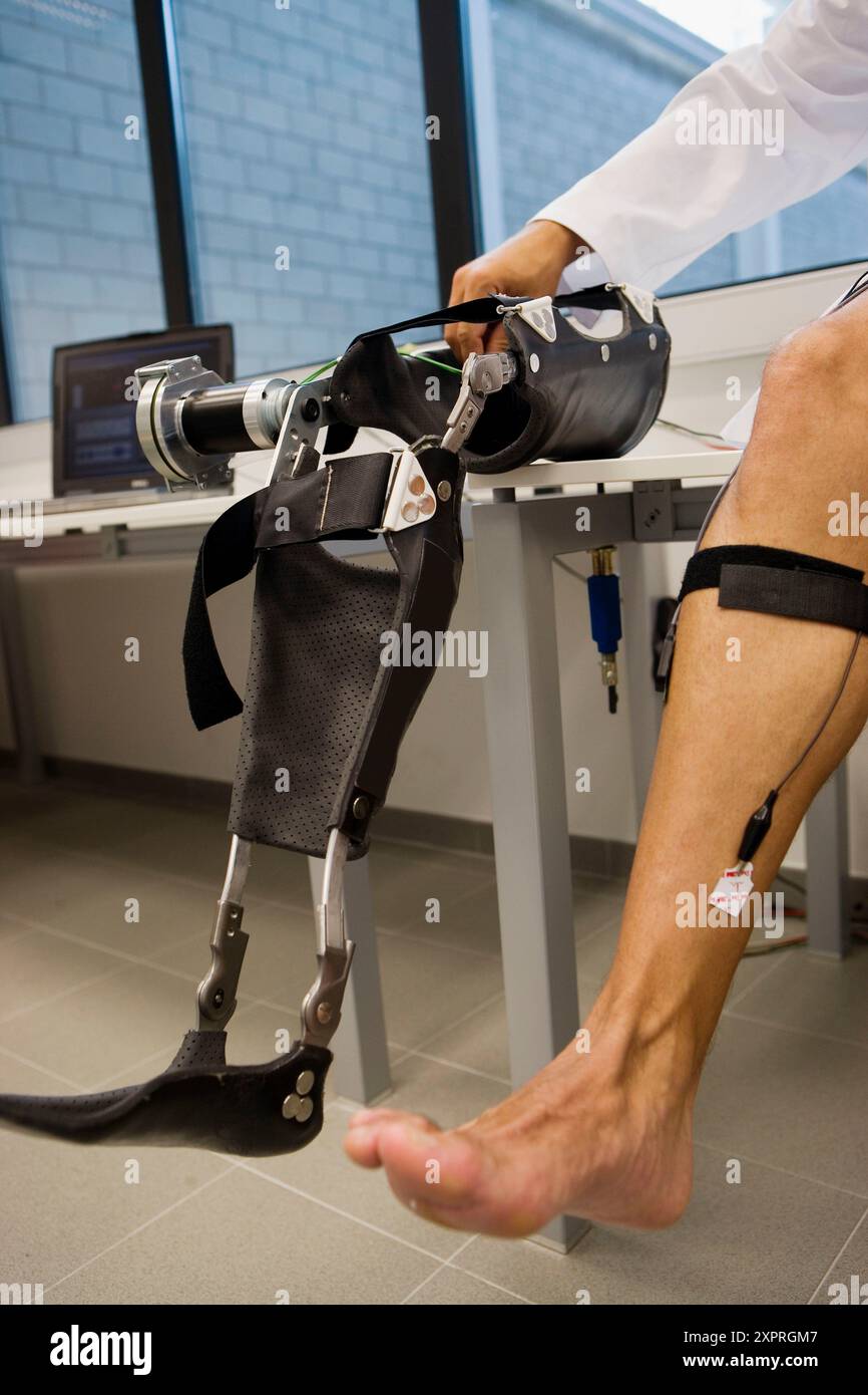 Biomechanik: Forscher entwickeln Exoskelett für Menschen mit Muskelschwäche in den unteren Gliedmaßen. Fatronik Foundation, Researc Stockfoto