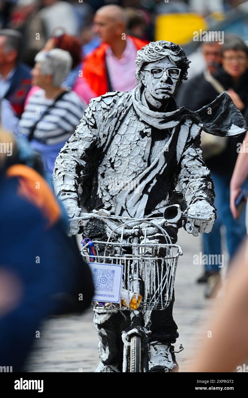 Edinburgh, Schottland. Mittwoch, 7. August 2024. Ein lebendiger Statuenkünstler auf der EdinburghÕs High St (Royal Mile) während des Edinburgh Fringe Festivals. Kredit: Brian D Anderson Kredit: Brian Anderson/Alamy Live News Stockfoto