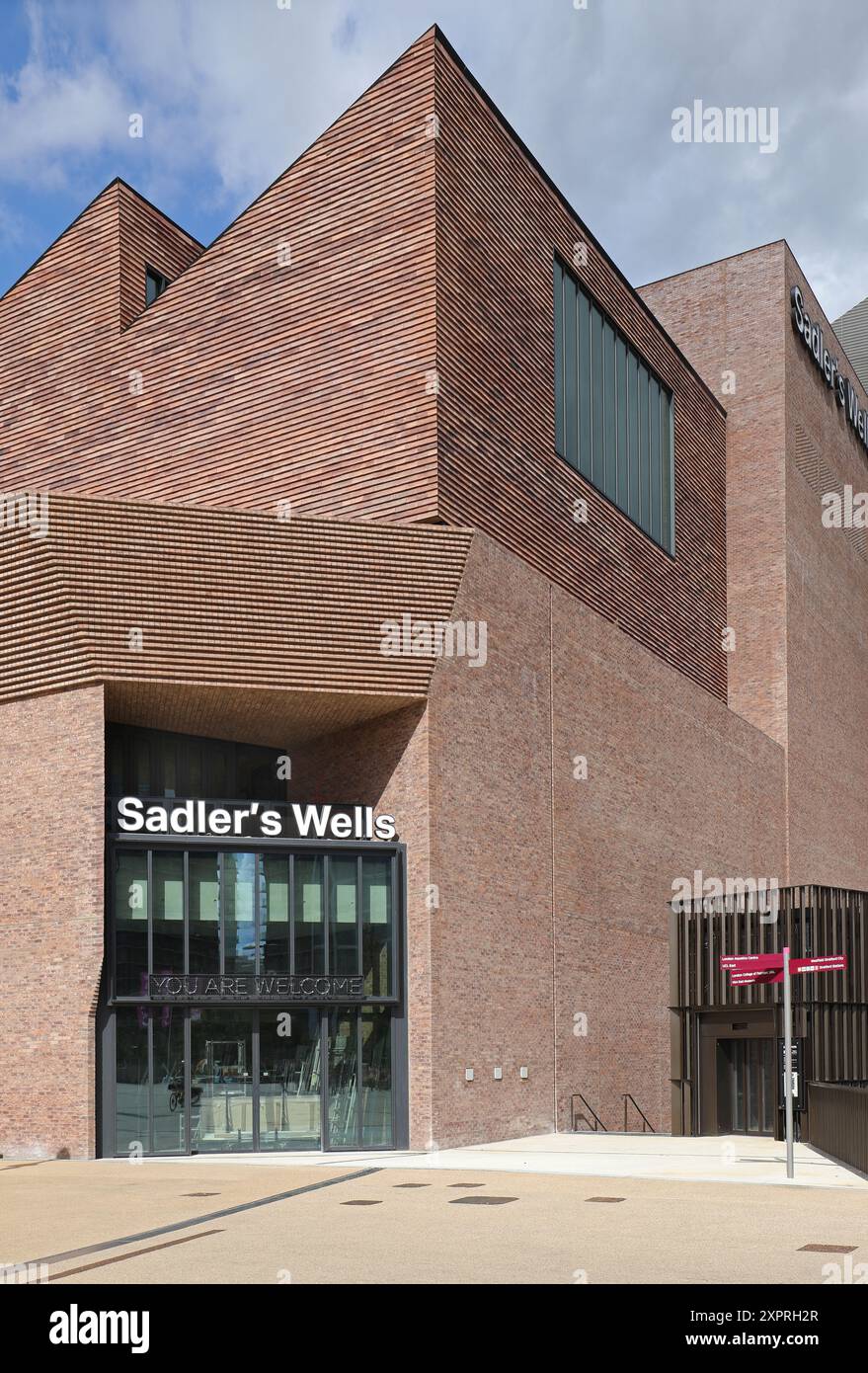 Sadlers Wells East, der neue Theater- und Studiokomplex am Stratford Waterfront im Queen Elizabeth Olympic Park in London, Großbritannien. Außenansicht. Stockfoto