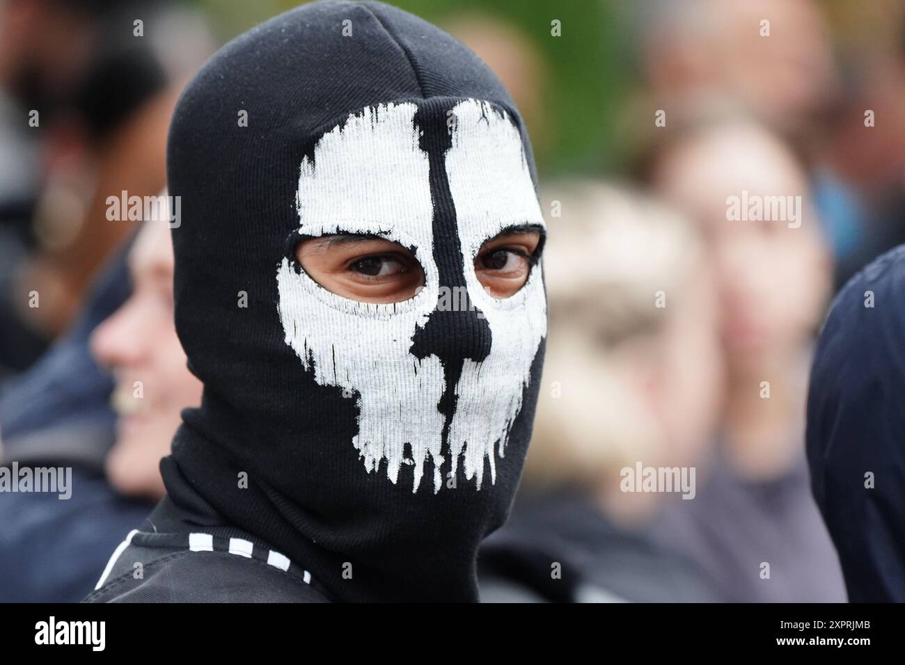 Menschen nehmen an einem Protest gegen die Einwanderung vor dem Waltham Forest Immigration Bureau in Walthamstow, London, Teil. Bilddatum: Mittwoch, 7. August 2024. Stockfoto