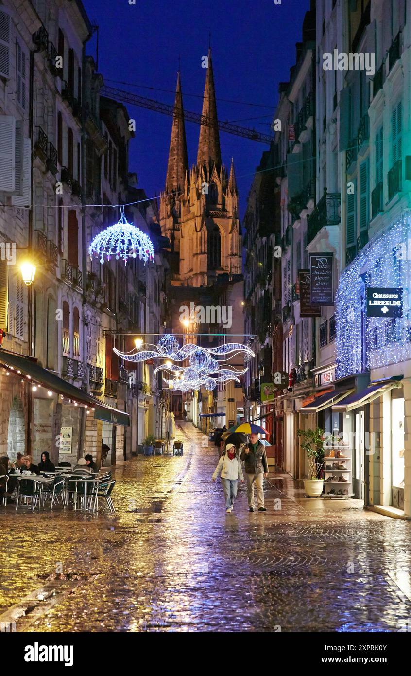 Regen, Weihnachtsdekoration, Kathedrale Sainte-Marie, Bayonne, Aquitanien, Pyrénées-Atlantiques, Baskenland, 64, Frankreich Stockfoto