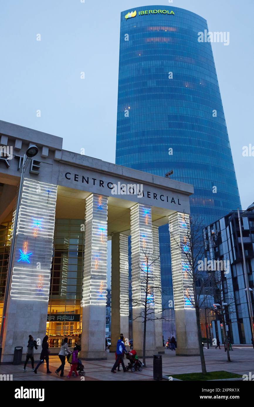 Zubiarte Mall, Weihnachten, Iberdrola Tower, Bilbao, Bizkaia, Baskenland, Spanien. Stockfoto