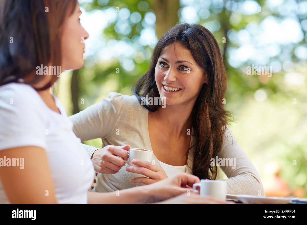Frauen Schwestern 35 und 40 Jahren Einnahme von Kaffee auf der Terrasse. Donostia. San Sebastian. Gipuzkoa. Baskische Land - Spanien. Stockfoto