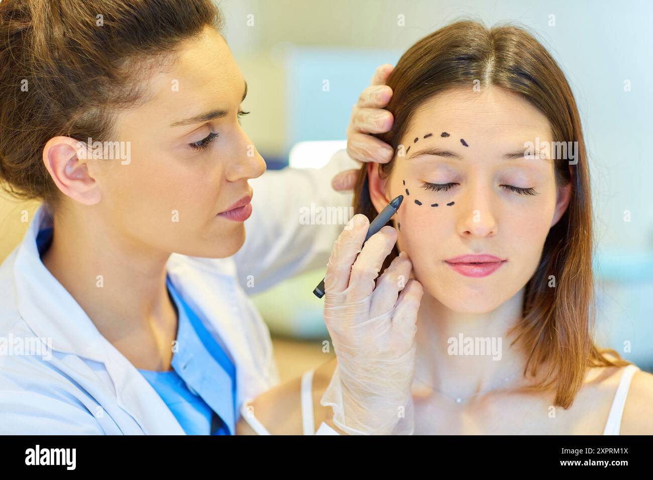 Facelift. Blepharoplastik. Chirurgie, die das Aussehen verjüngt. Es dient zur Entfernung überschüssiger Haut und der Augenlider und des Periokulargewebes Stockfoto