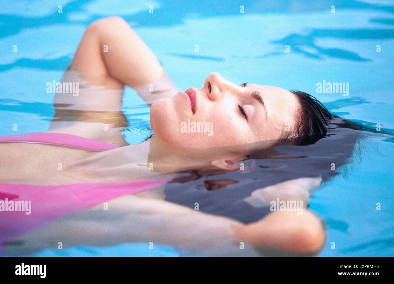 Ucasianer, Chill Out, Chill Out, geschlossene Augen, Farbe, Farbe, zeitgenössisch, dunkelhaarig, Gesichtsausdruck Stockfoto