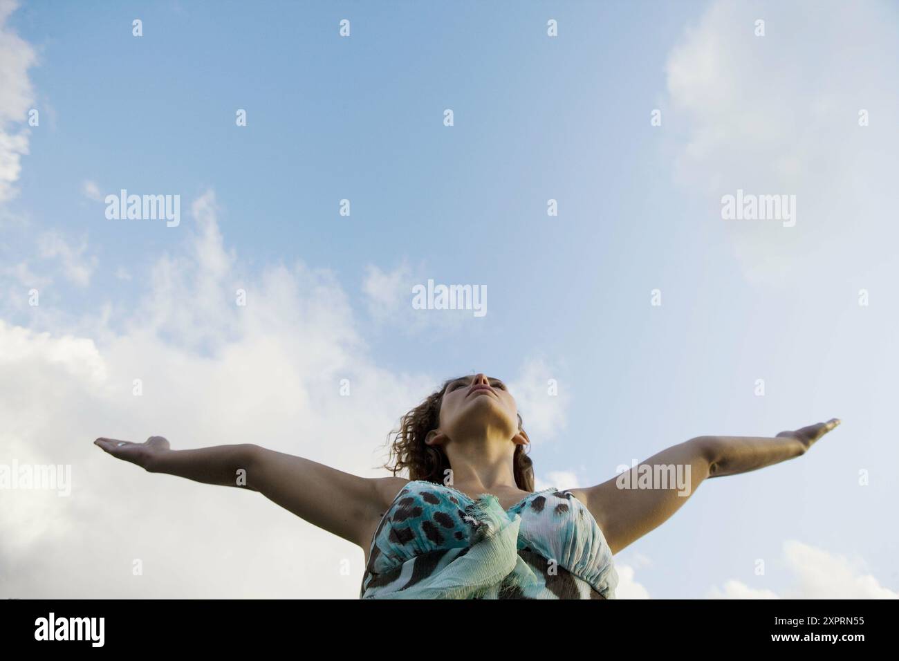 Aktivität, Erwachsener, Erwachsene, Körpersprache, Kaukasisch, Kaukasier, Chill Out, Chill Out, Wolken, Farbe, Farbe, Zeitgenössisch, Emotion, Emotionen, Stockfoto