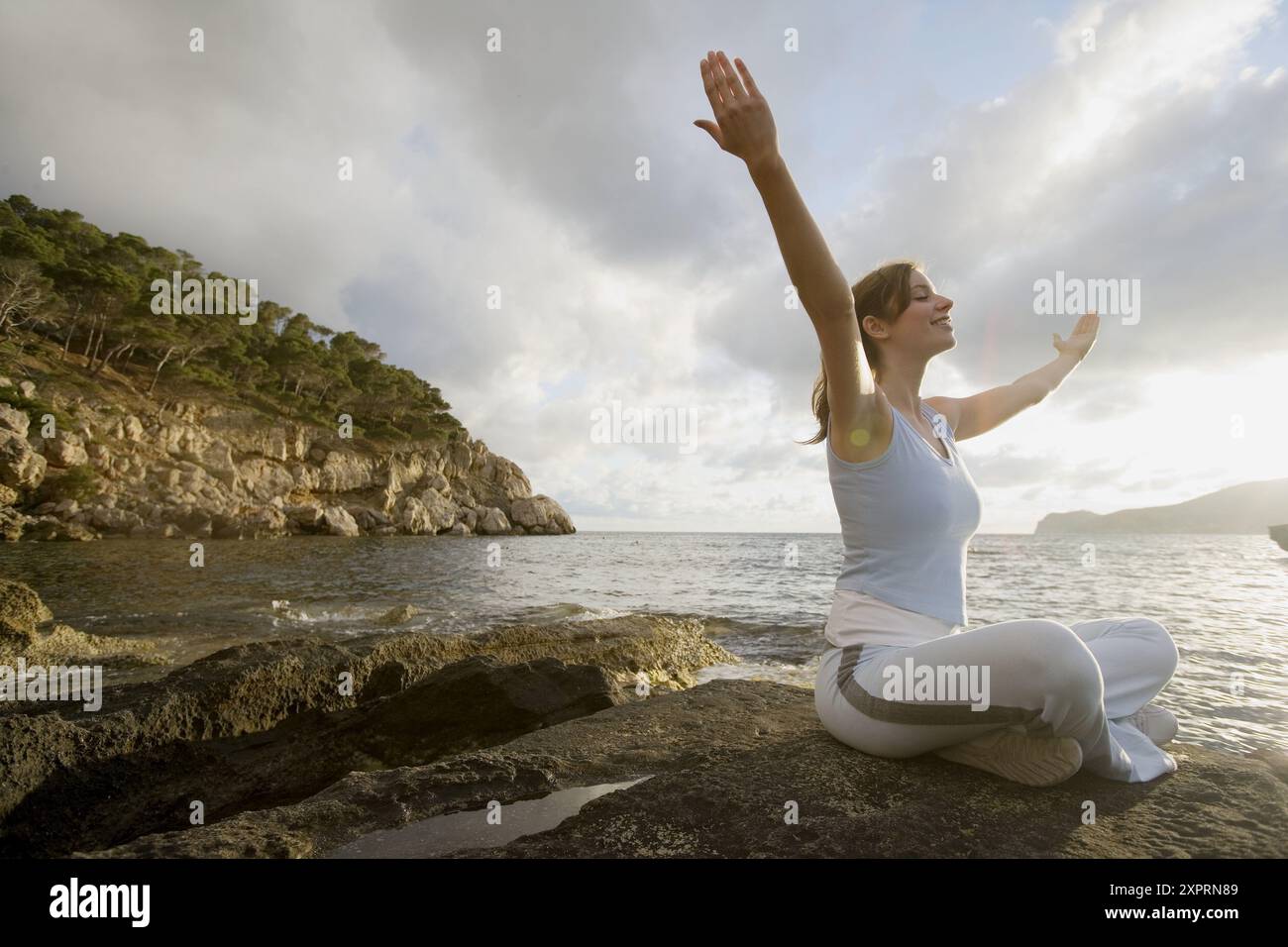 Aktivität, Erwachsene, Erwachsene, Arme angehoben, Strand, Strände, Kaukasier, Kaukasier, Chill Out, Chill Out, Wolken, Wolken, Küste, Küste, Farbe, Farbe, Co Stockfoto