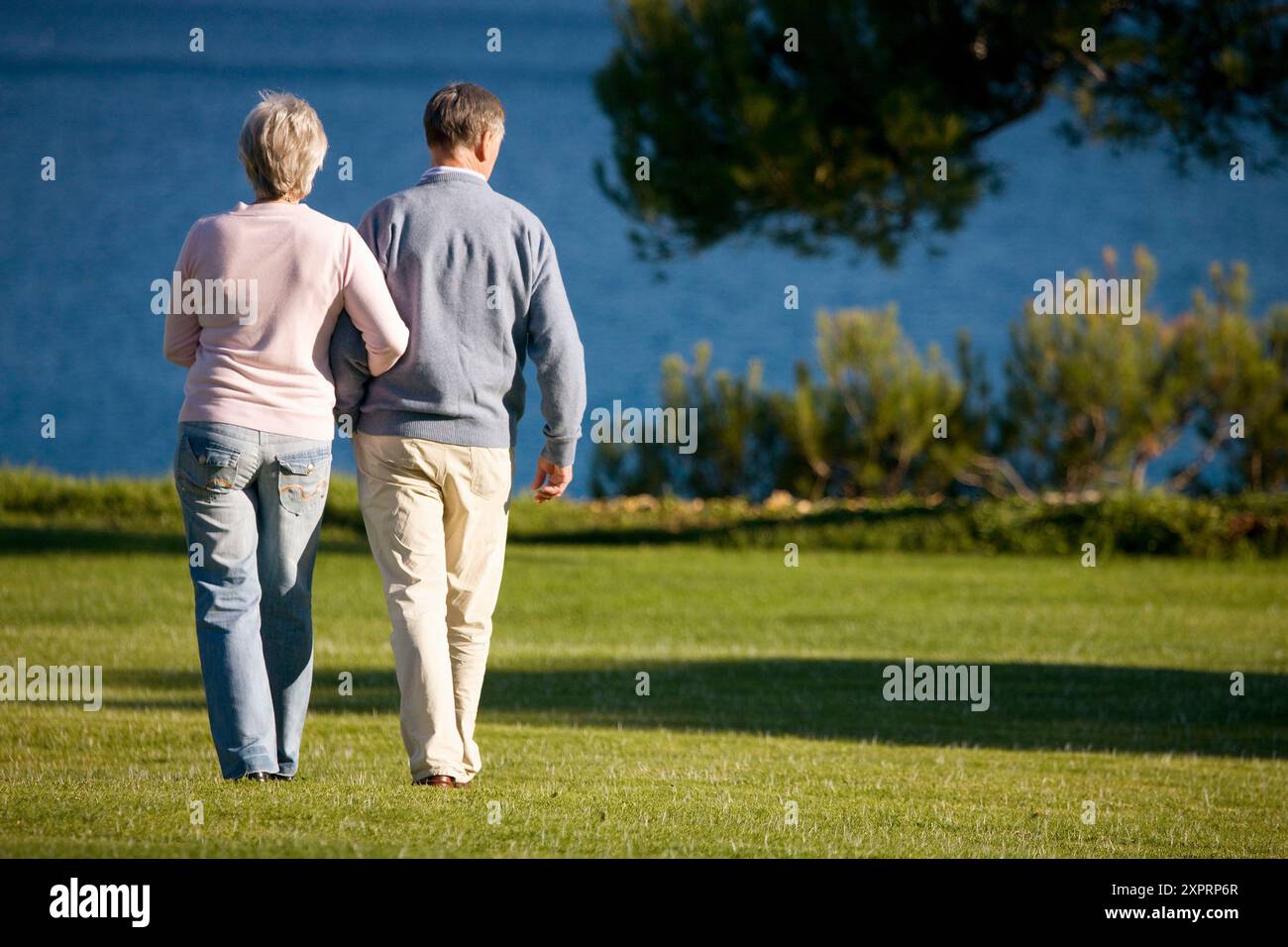 Erwachsene, Erwachsene, Rückansicht, Ruhe, Farbe, Farbe, zeitgenössisch, Paar, Paare, tagsüber, außen, weiblich, Ganzkörper, volle Länge, Ganzkörper, Stockfoto