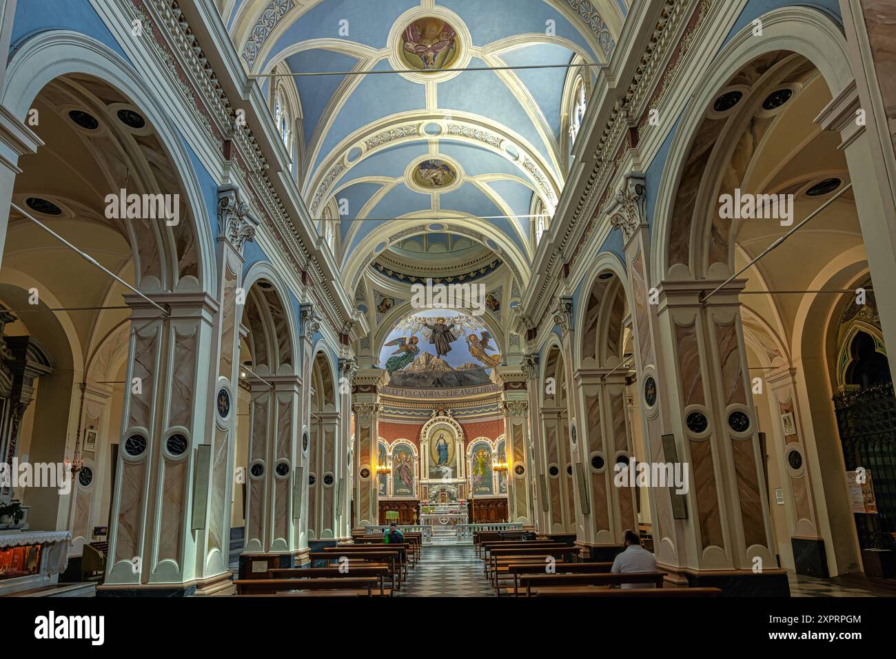 Das Hauptschiff, der Hochaltar und die Apsis der Basilika San Gabriele dell'Addolorata. Isola del Gran Sasso, Provinz Teramo, Abruzzen, Italien Stockfoto