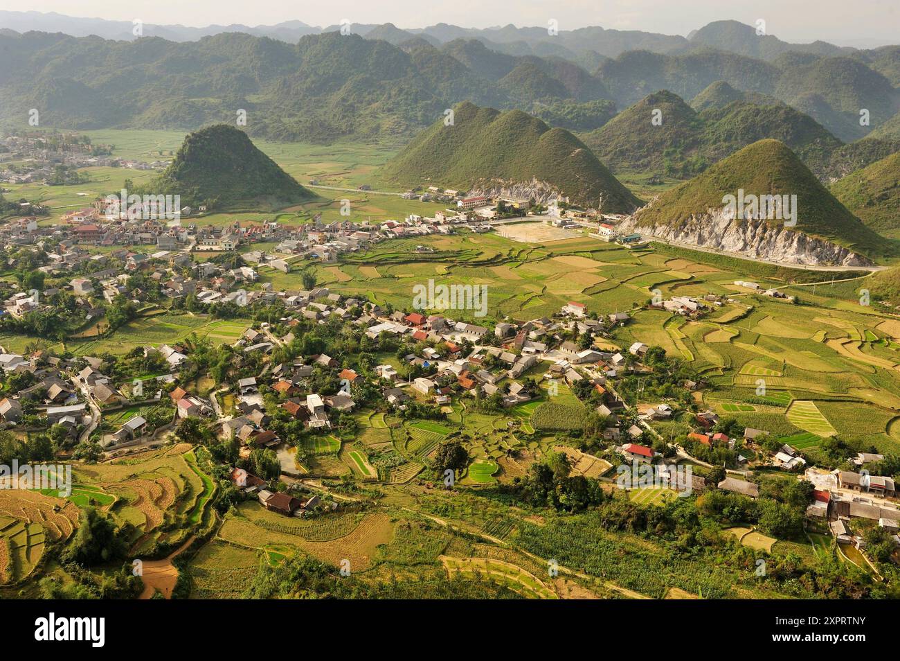 Reisfelder rund um das Dorf Tam Son vom Quan Ba Pass aus auf der Straße nach Yen Minh, Provinz Ha Giang, Nordvietnam, südostasien Stockfoto