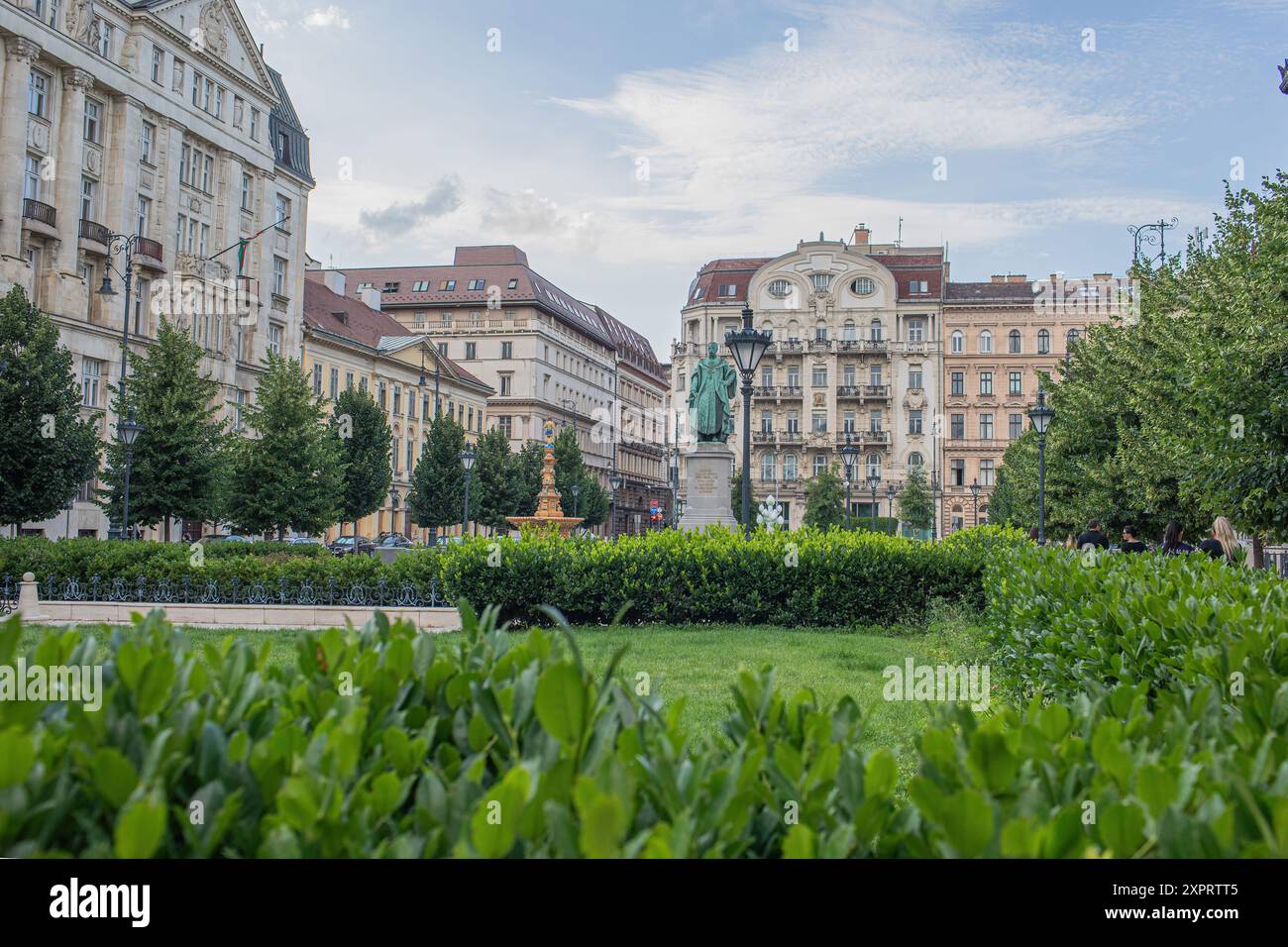 Budapest, Ungarn - 5. Juli 2023 : Blick auf den Park am Jozsef-Nador-Platz. Hochwertige Fotos Stockfoto