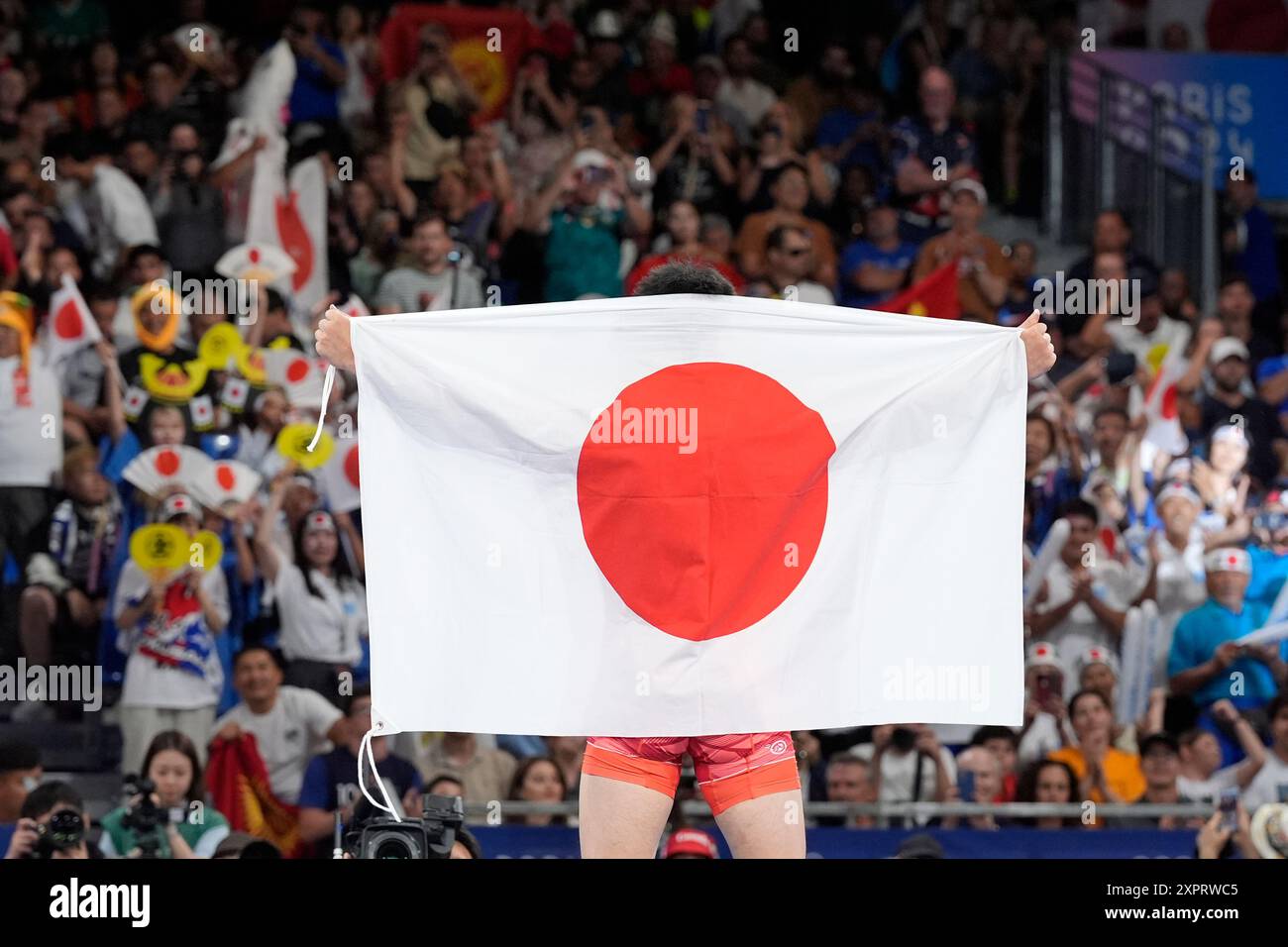 Japan's Nao Kusaka celebrates after defeating Kazakhstan's Demeu Zhadrayev during their men's Greco-Roman 77kg final wrestling match, at Champ-de-Mars Arena, during the 2024 Summer Olympics, Wednesday, Aug. 7, 2024, in Paris, France. (AP Photo/Eugene Hoshiko) Stockfoto