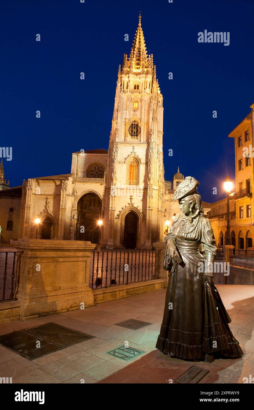 La Regenta Statue, Kathedrale, Nacht. Oviedo, Spanien. Stockfoto