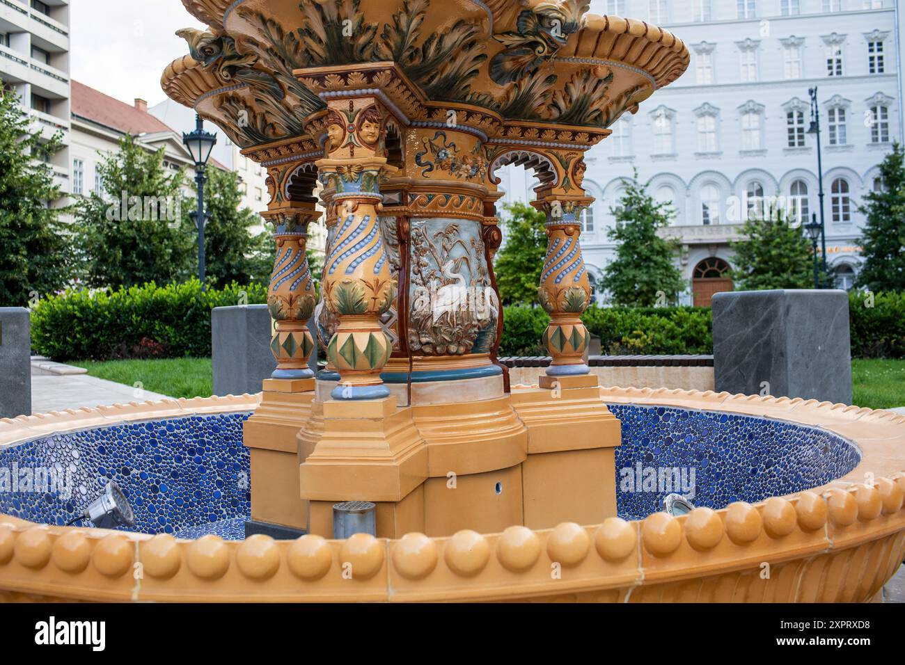 Budapest, Ungarn - 5. Juli 2023 : Brunnen Zsolnay am Jozsef Nador Platz. Hochwertige Fotos Stockfoto