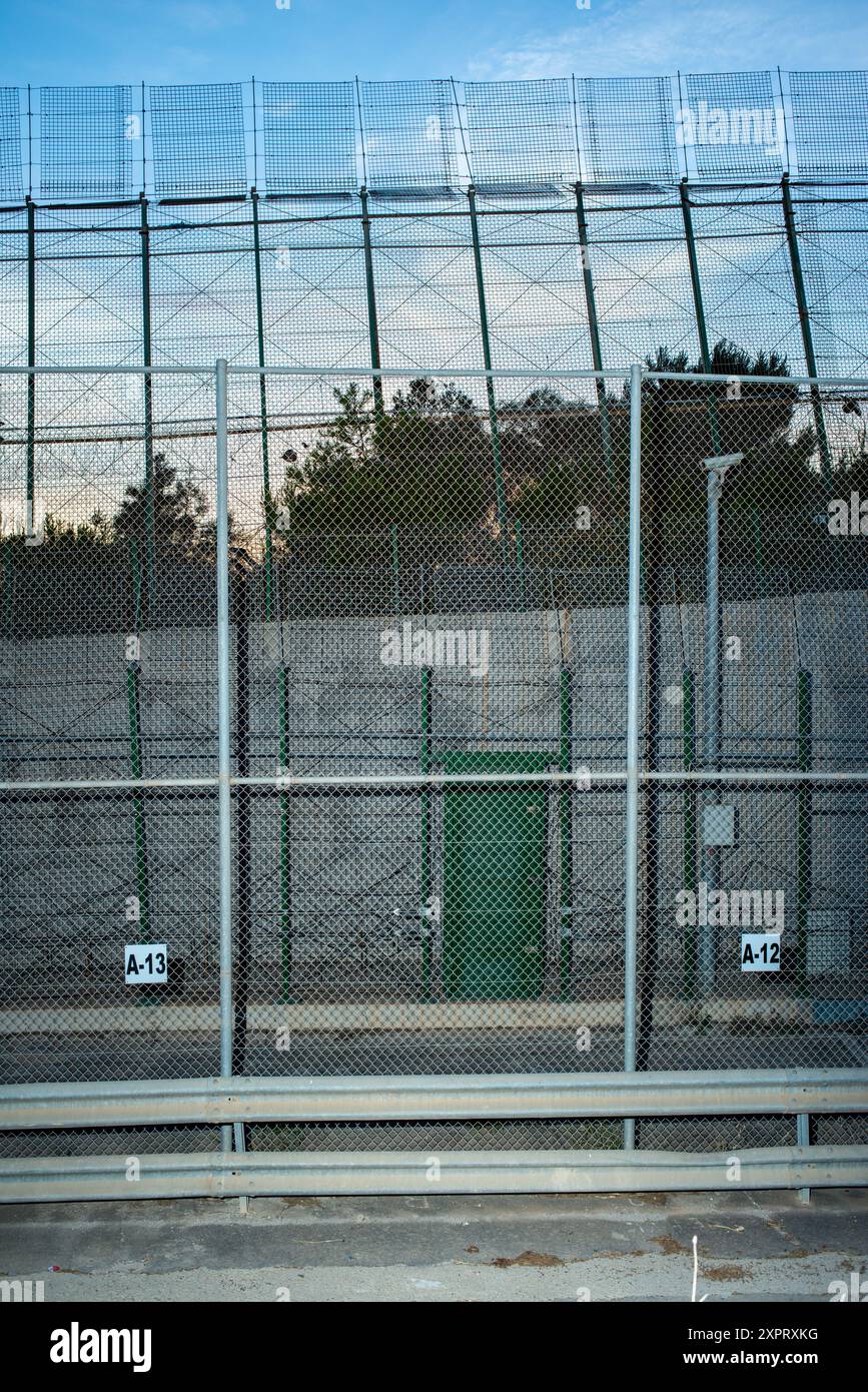 Ein sechs Meter hoher Sicherheitszaun in Melilla, Spanien, das Teil der Grenzinfrastruktur der Europäischen Union ist. Ausgestattet mit Infrarotkameras und Bewegungsmeldern, ist diese beeindruckende Barriere so konzipiert, dass sie ein Überschreiten verhindert. Stockfoto