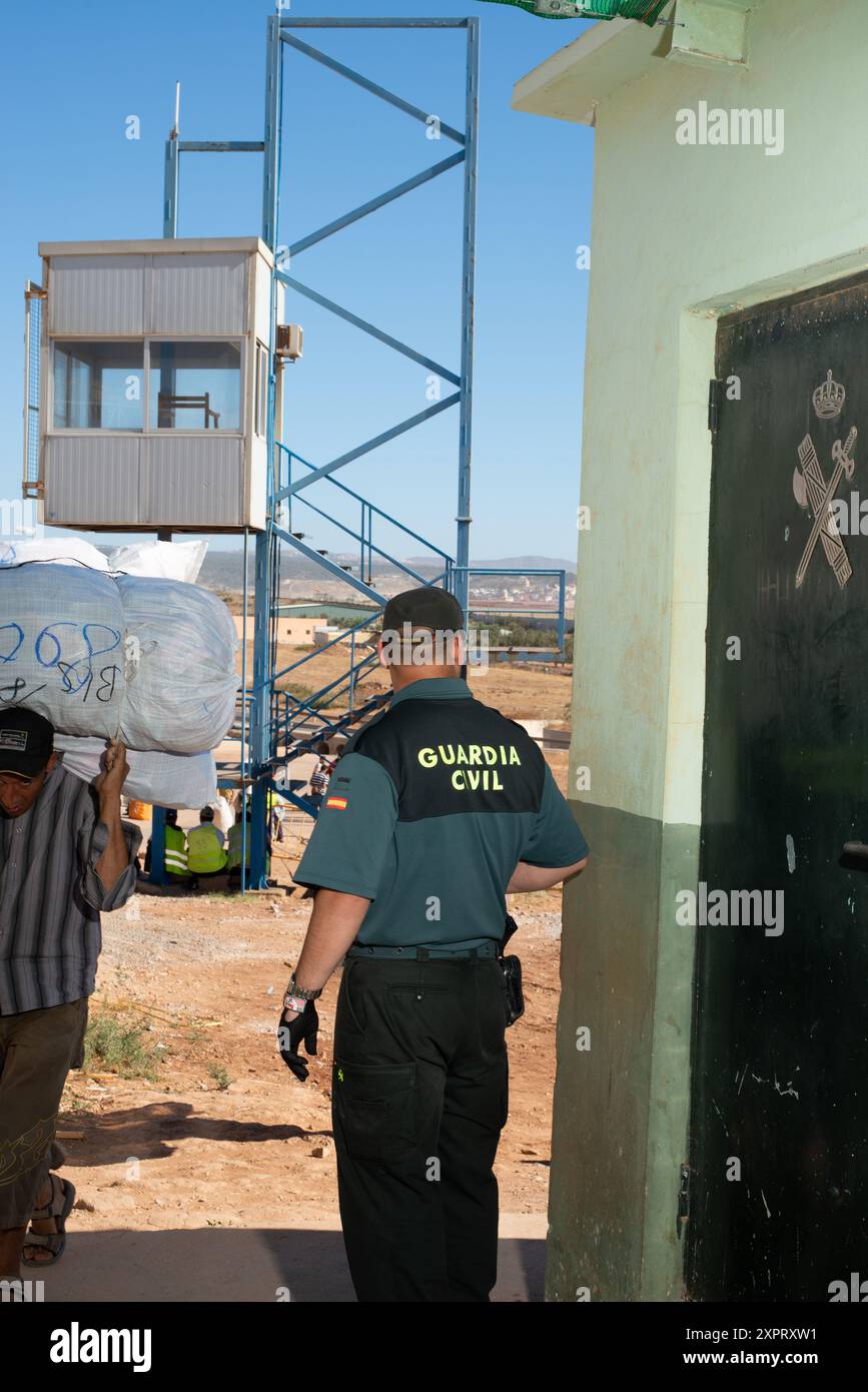 Ein Beamter der Guardia Civil überwacht einen Fußgängerübergang für marokkanische Bürger in Melilla, Spanien. Das Bild zeigt die Situation der Grenzsicherheit und -Kontrolle im Juni 2012. Stockfoto