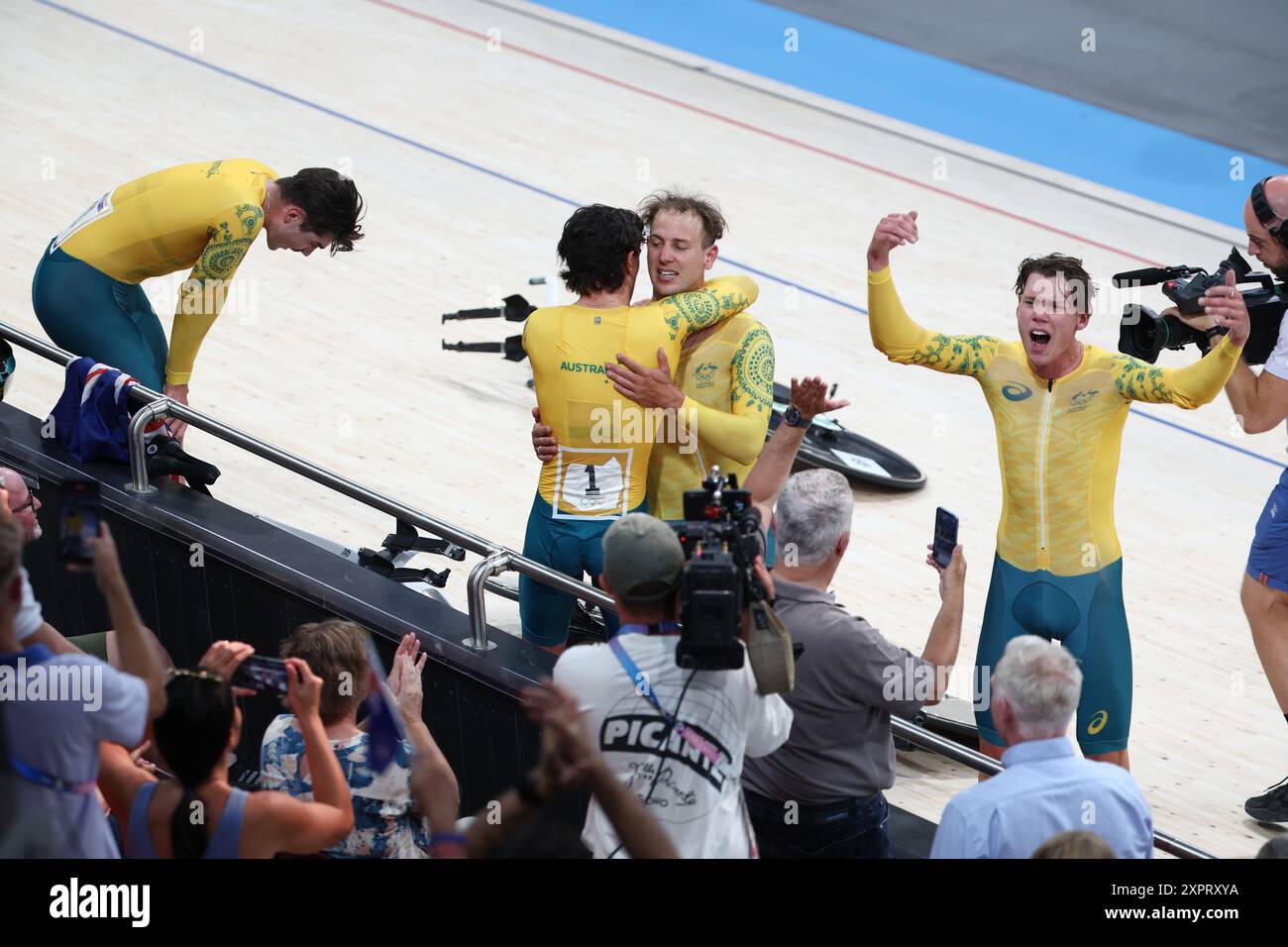 Saint Quentin En Yvelines, Frankreich. August 2024. Olympische Spiele, Paris 2024, Radfahren, Rennstrecke, 4000 m Teamverfolgung, Männer, Finale, das australische Team feiert Gold. Quelle: Jan Woitas/dpa/Alamy Live News Stockfoto